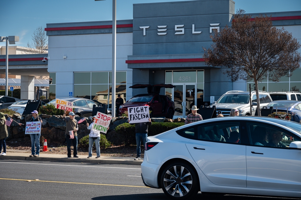 Tesla bliver angrebet over hele verden: Nu har Trumps regering taget denne beslutning