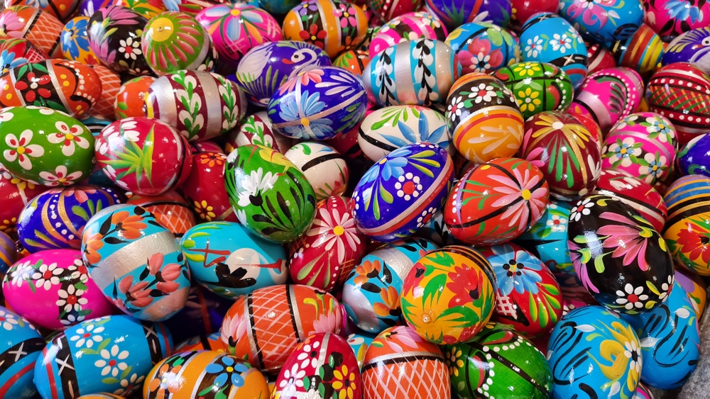 93-årig pensionist maler påskeæg året rundt: Nu er hans hobby truet