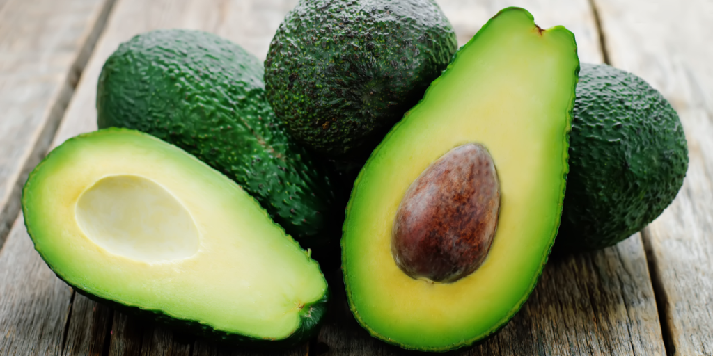 Er din avocado helt hård, så fortvivl ej: Sådan får du den blød og spiseklar på ingen tid