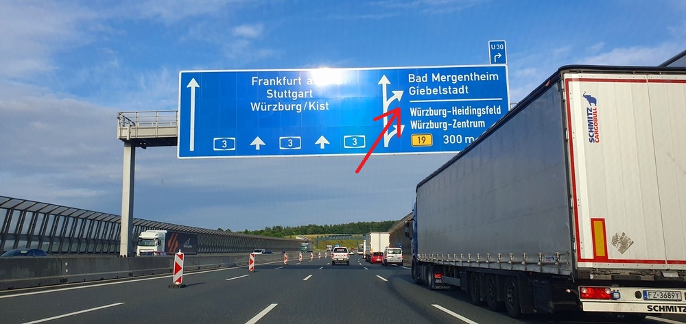 Den hvide linje på Autobahn-skiltene er ikke tilfældig: Her er, hvad den betyder