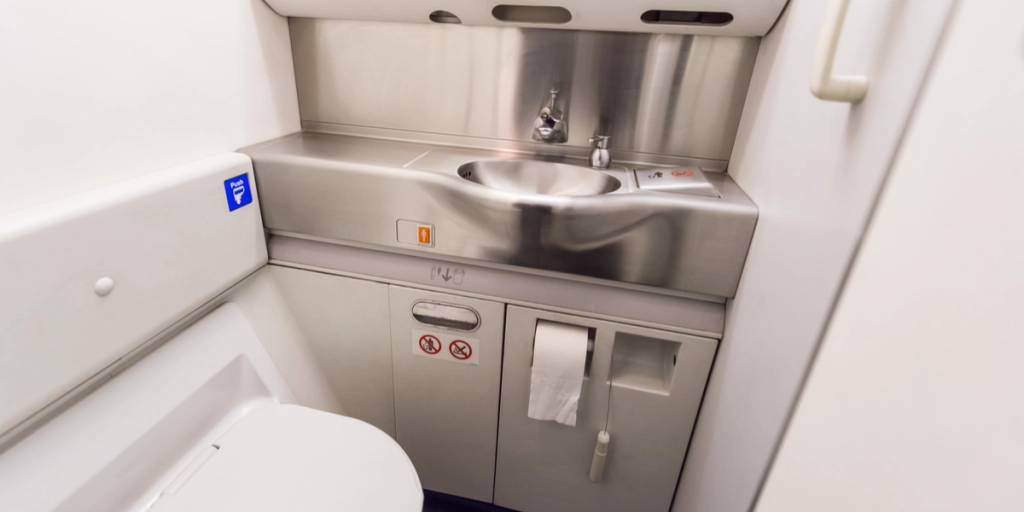 Stewardesse afslører: Derfor skal du aldrig bruge toiletpapiret på flytoilettet