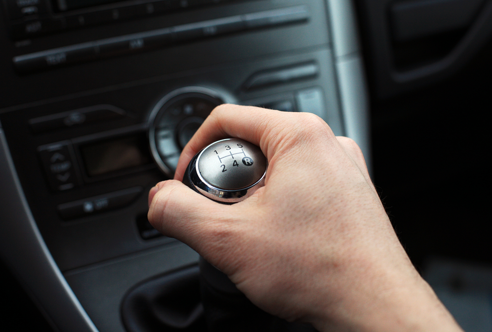 Bilister med manuelle gear har dum vane: Den kan sikre dig en dyr regning hos mekanikeren