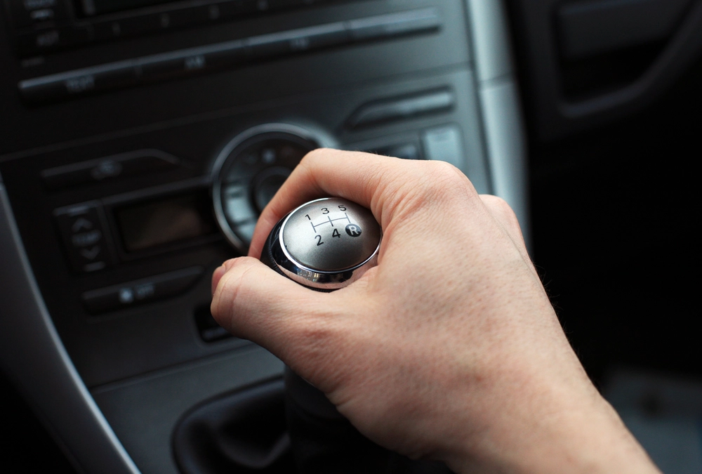 Bilister med manuelle gear har dum vane: Den kan sikre dig en dyr regning hos mekanikeren