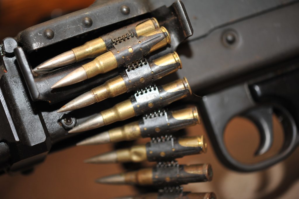 20-årig havde kokain og kontanter i sin lejlighed – men maskinpistolen havde han gemt hjemme hos mor og far