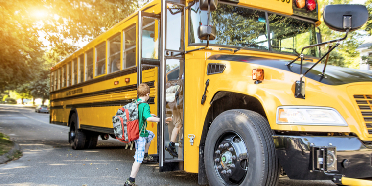 Grim ulykke: Trådte ud af skolebus og blev kørt ned