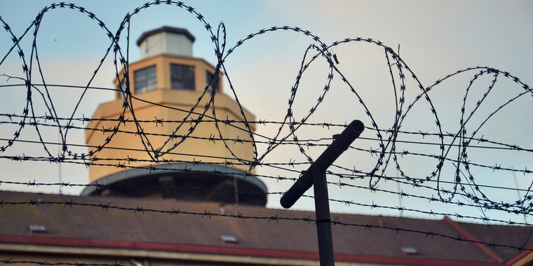 Skulle behandle fangerne: Gjorde noget helt andet