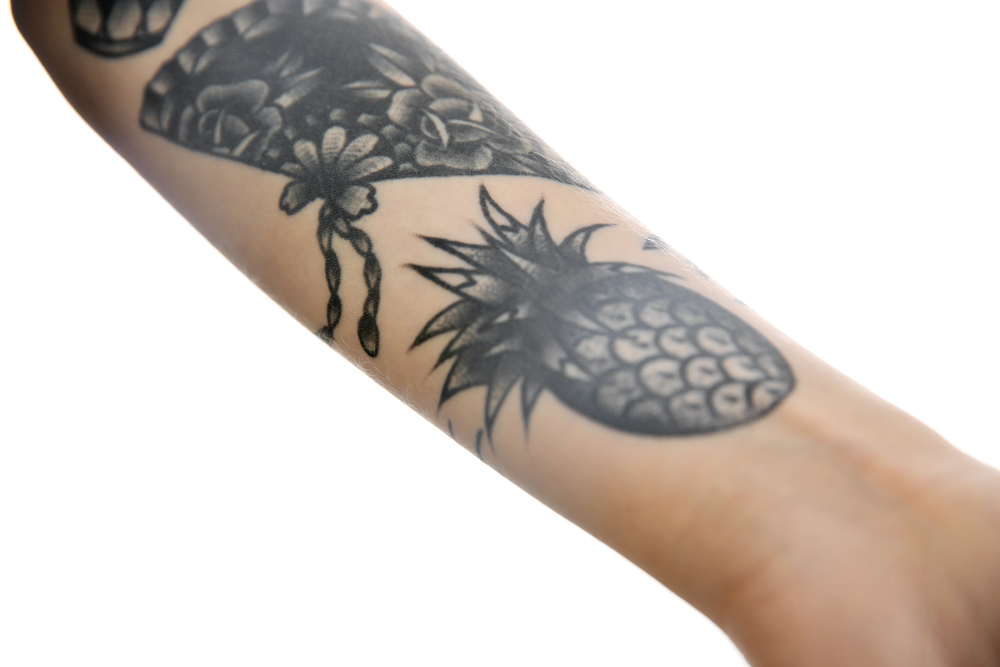 Kvinde fik uskyldig ananas-tatovering: Blev chokeret da hun lærte, hvad den betød