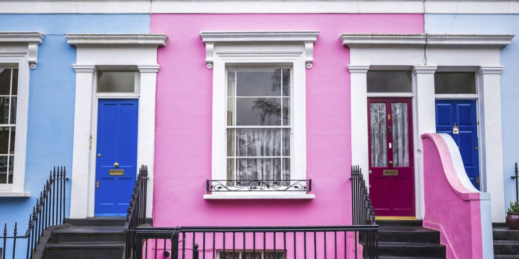 Mand må betale tusindvis af kroner for reperation af hus: “Influencere bliver ved med at tage selfies foran min dør”