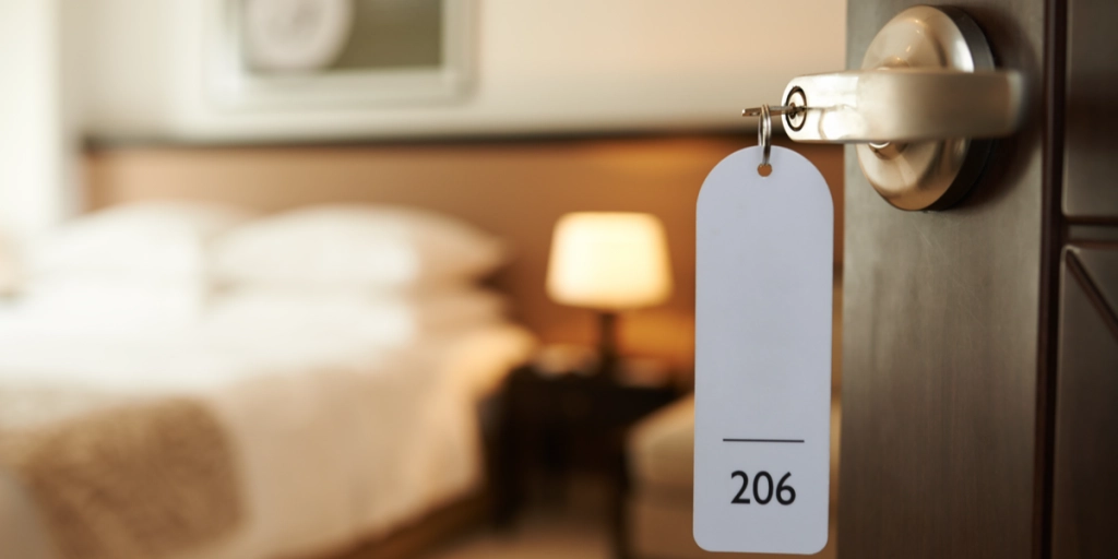 Hotelgæst raser: Hvorfor er bruserne indrettet så elendigt til kvinder?