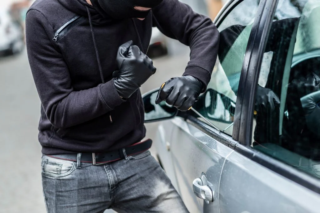 18 aarhusianske bilister har haft indbrud det seneste døgn: Særligt tre slags parkeringspladser er udsatte