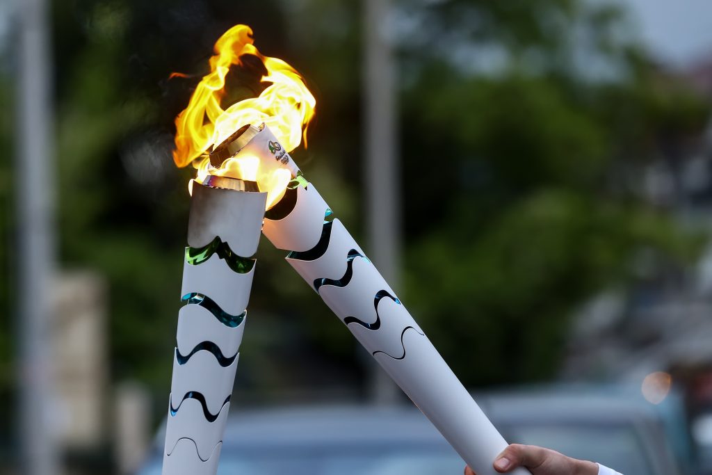 Viking tænder den olympiske ild på toppen af en Jellingehøj