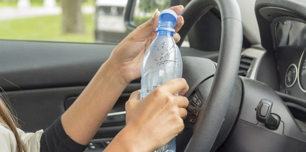 Du bør aldrig drikke af vandflasken, der har ligget i bunden af bilen