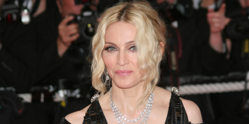 Madonna ‘chokerer’ igen: Strutter frit frem på billede