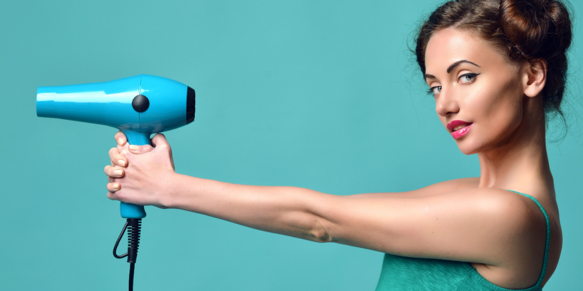 Kan meget mere end tørre dit hår: Når du læser hvad din hårtørre ellers kan, er den færdig med kun at ligge på badeværelset