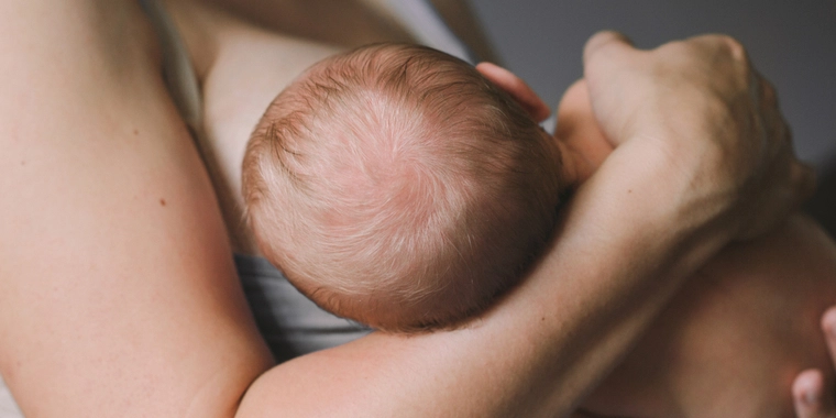 Ammede sin baby: Det kom til at koste dyrt