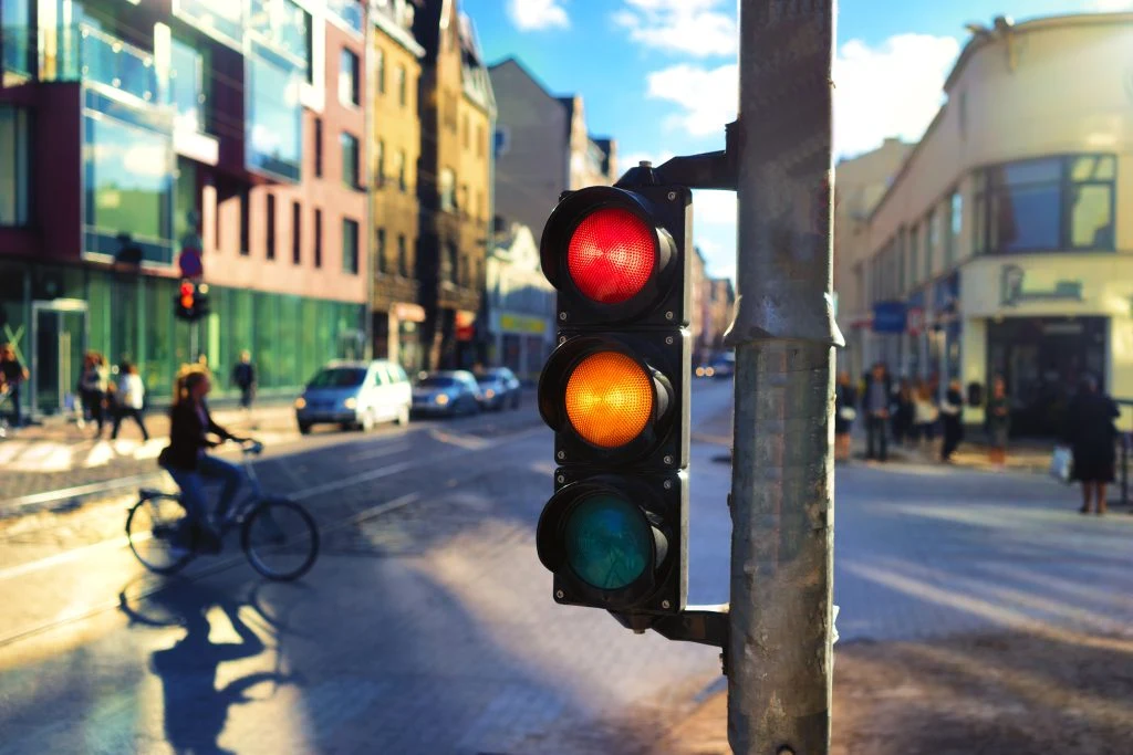 Nu tænker trafiklysene selv og følger bilisterne på vej