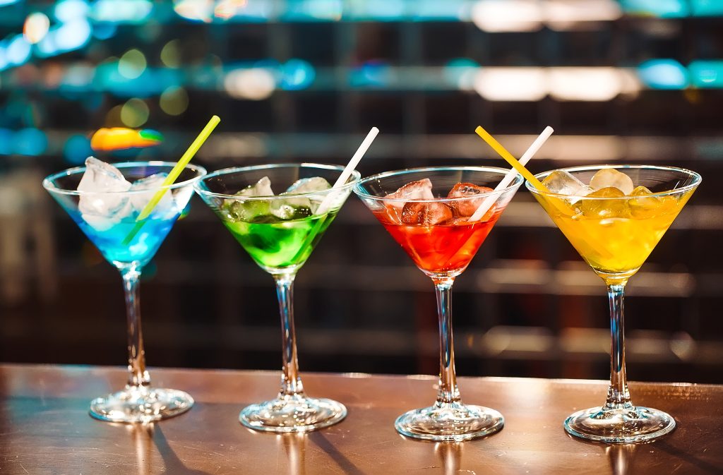 Unge og ældre holder cocktailparty på Plejecenter Nørrevang