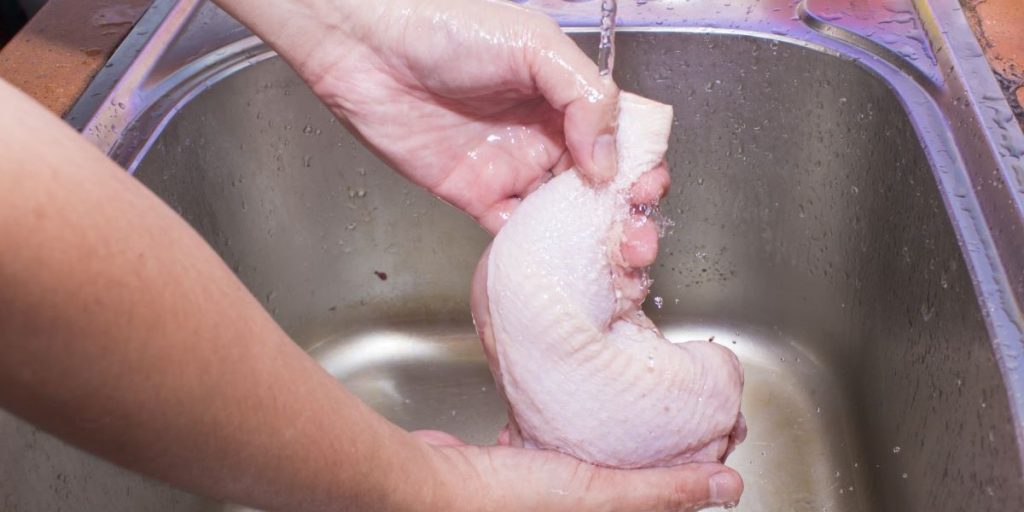 Mange gør det forkert: Skal kød vaskes inden madlavning?