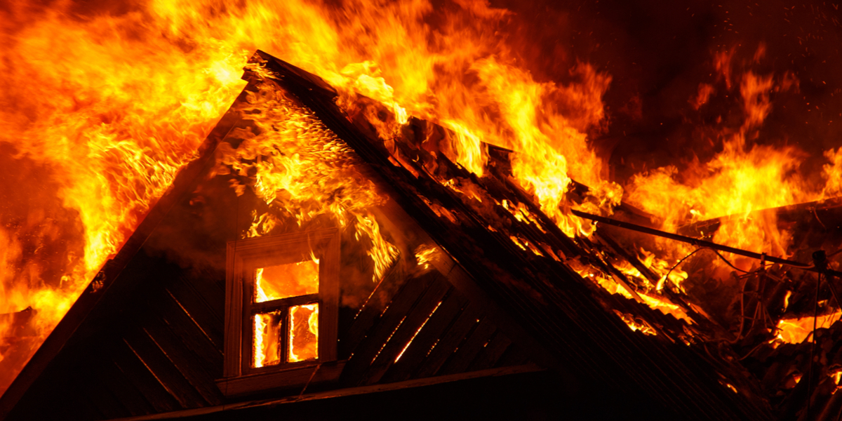 Kvinde reddet fra flammehav: Nabo hyldes som helt