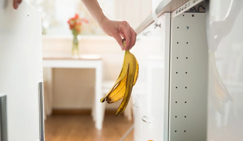 Smid ikke dine bananskræller ud: Derfor anbefales det at lægge dem i et glas med vand