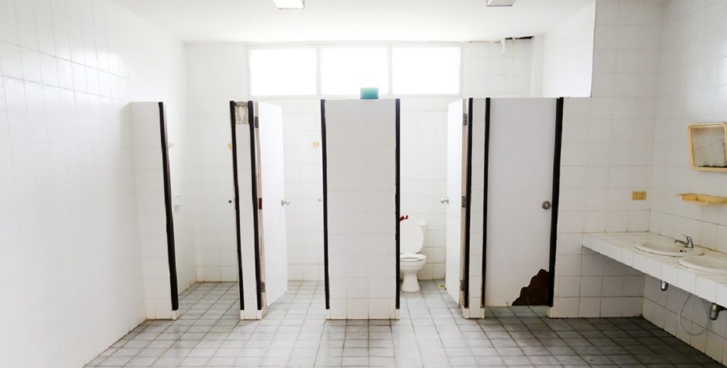 Østjysk mand “gjorde sin ting” på offentligt toilet: Då han åbnede døren til båsen, anholdt politiet ham for det