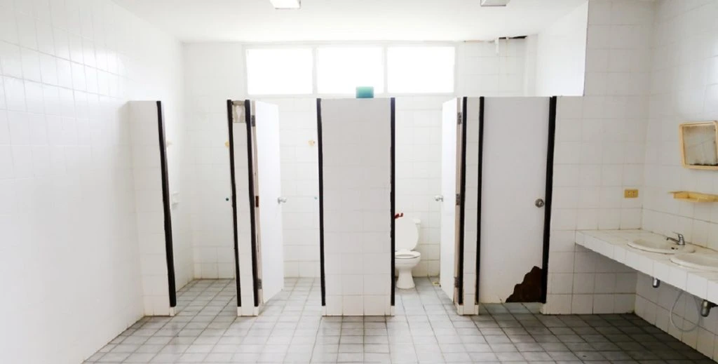 Østjysk mand “gjorde sin ting” på offentligt toilet: Då han åbnede døren til båsen, anholdt politiet ham for det