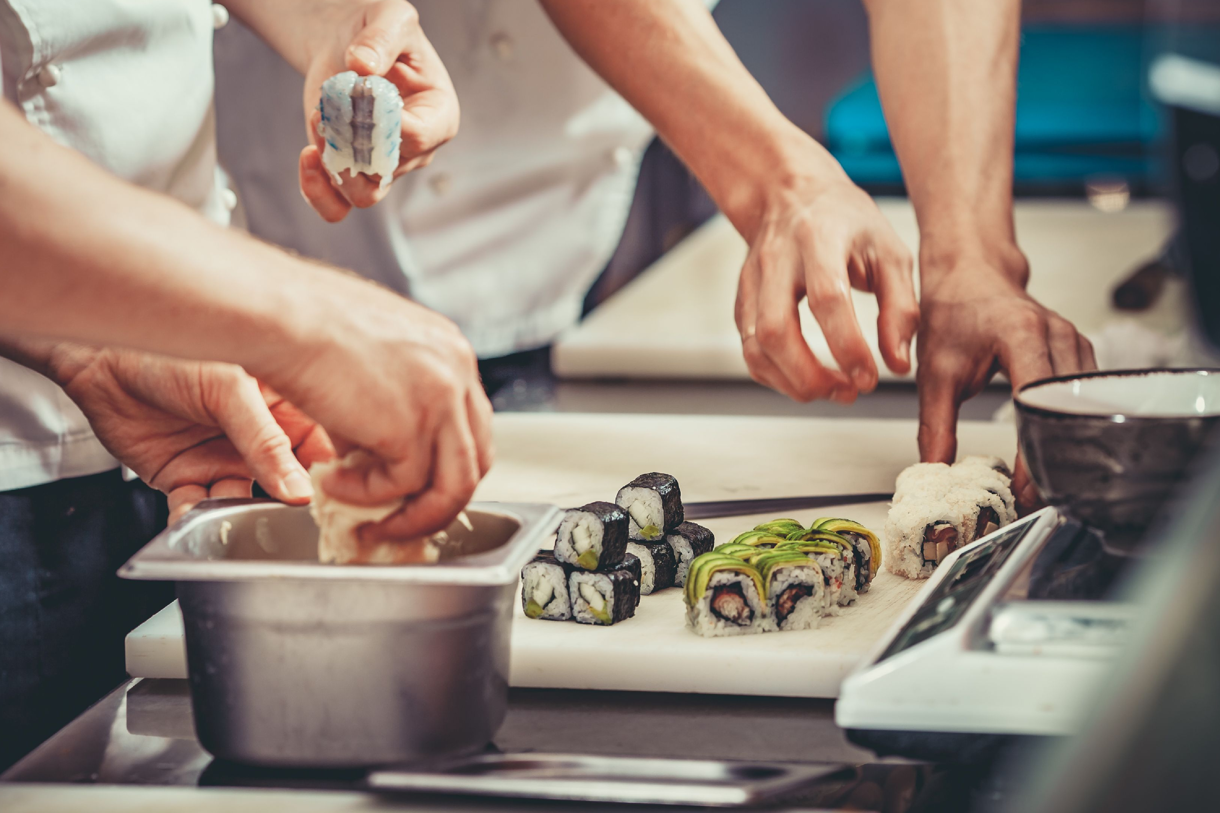 Populær sushikæde får dyre bøder og sure smileys