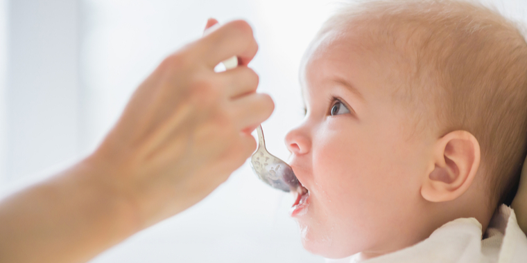 Kendt supermarked afpresset: Puttede metal i babymad