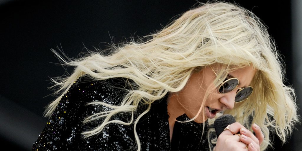 Flagermus bider sanger på scenen under koncert: Se hendes reaktion