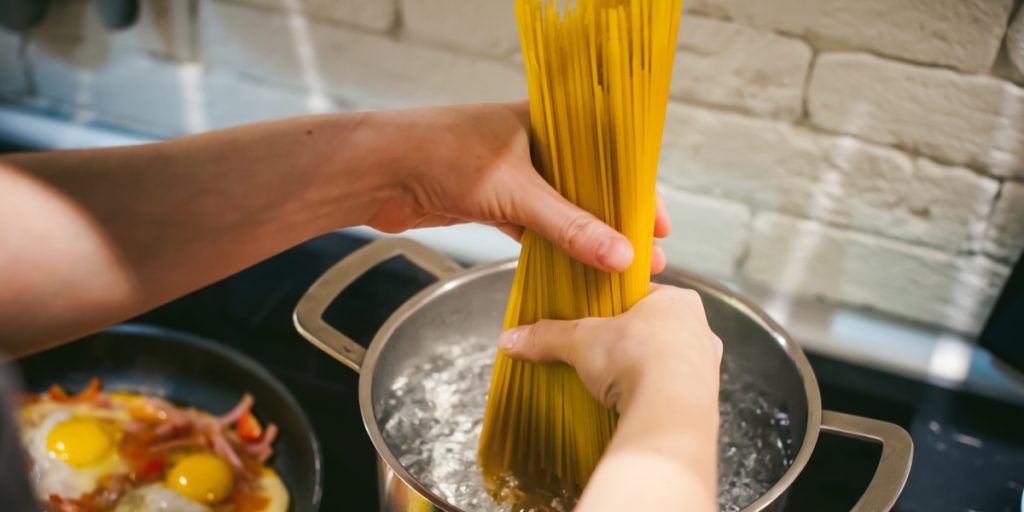 Kvinde deler genialt trick: Sådan koger du din pasta på kun 1 minut