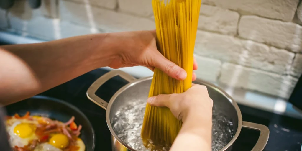 Kvinde deler genialt trick: Sådan koger du din pasta på kun 1 minut