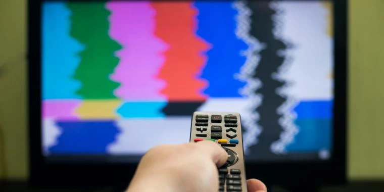 Selvom coronakrisen raser risikerer 150.000 danskere at miste tv-kanaler om to uger