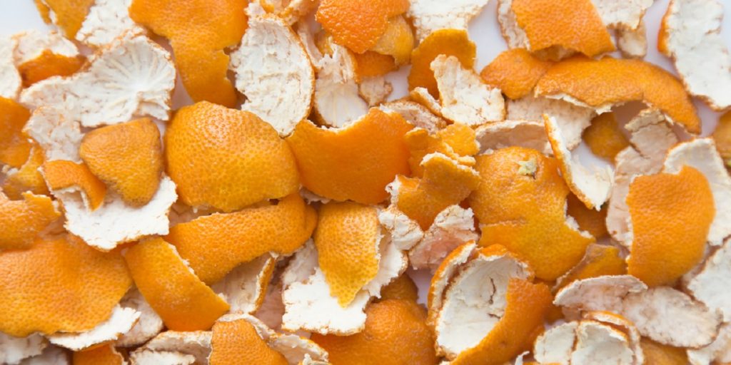 Sig farvel til dyre rengøringsmidler: Trick med appelsinskræller tager internettet med storm