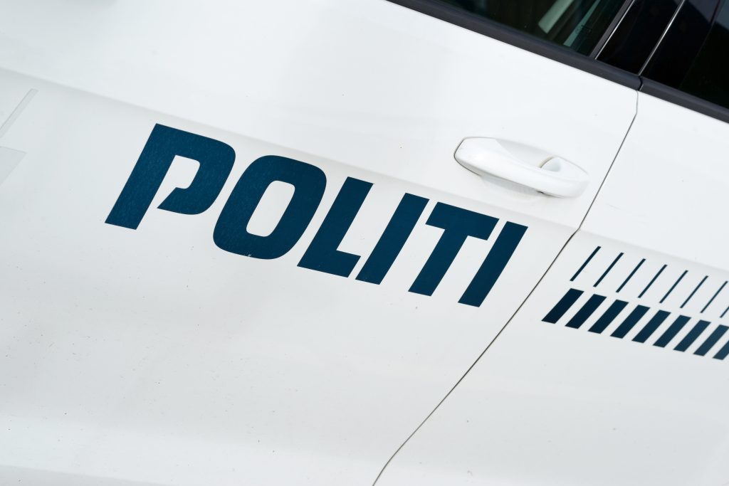 Yngre mand sparker 62-årig i skridtet og tramper på hans cykel – inden han stikker af