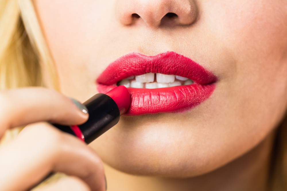 Mange danskere har det på badeværelset: Dette almindelige produkt kan fjerne makeup-pletter fra hvidt tøj