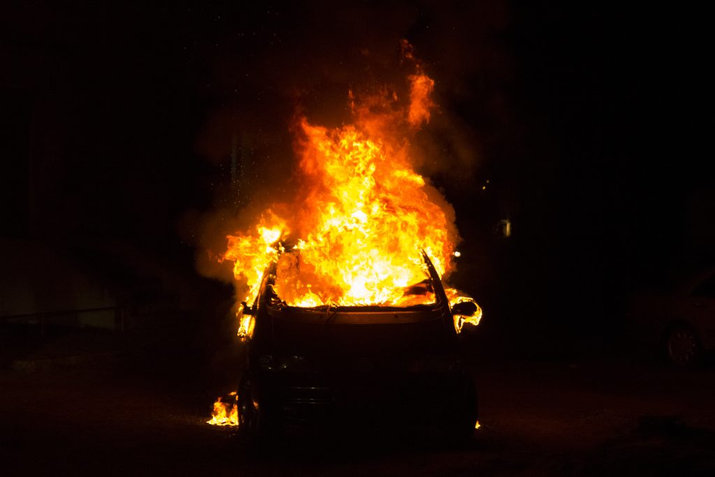 Syv biler stod i flammer i nat: Politiet efterforsker påsatte bilbrande intensivt