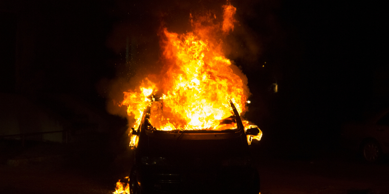Rædselsfuld ulykke: Måtte trækkes ud af brændende bil