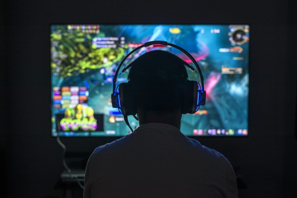 Sådan reagerer din hjerne, når du gamer inden sengetid