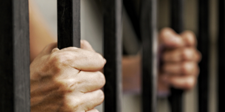 Sidder inde for mord – Nu skal han have 60.000 i erstatning