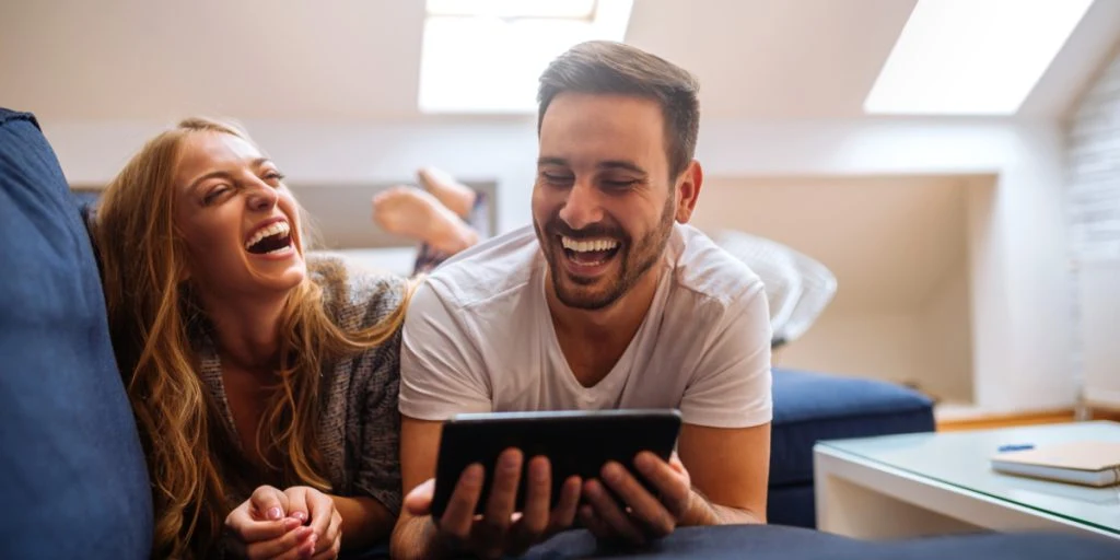 Nyt studie: Mænd synes selv de er sjovere end deres kvindelige partner