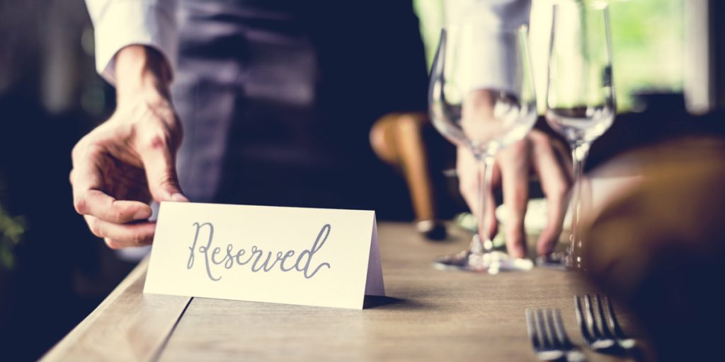 Far tager 6-årig datter med på restaurant: Besked fra fremmed par efterlader ham i tårer