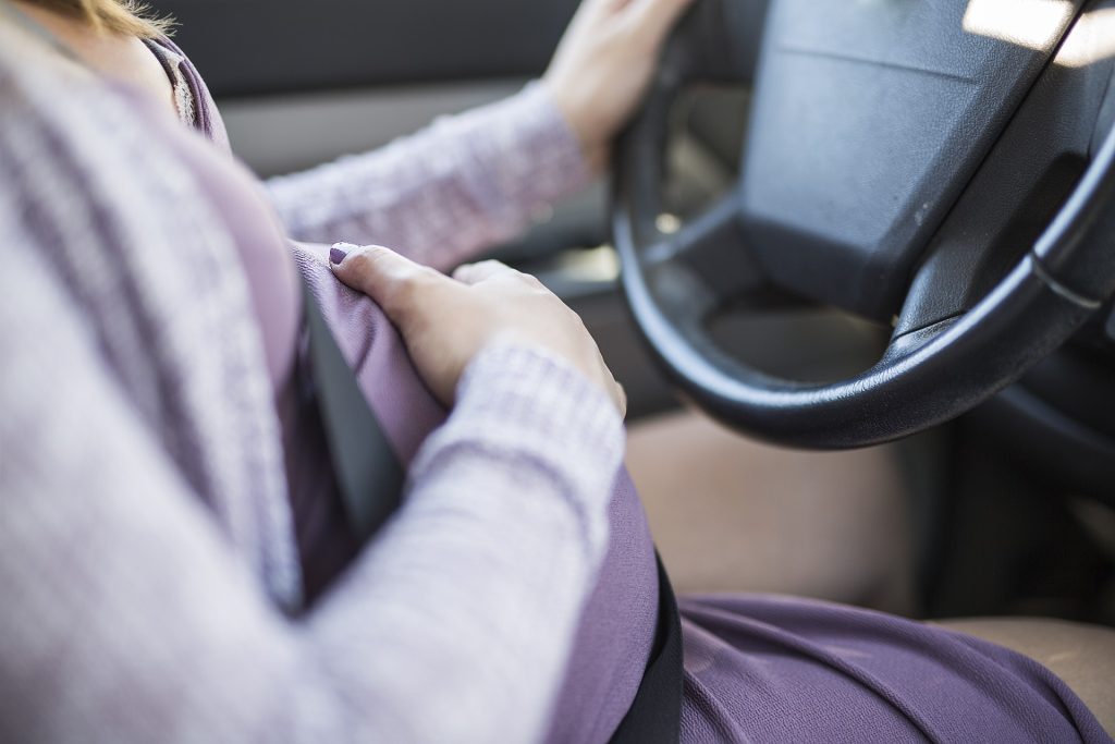 Højgravid kvinde med veer fik chokerende besked i hospitalsdøren
