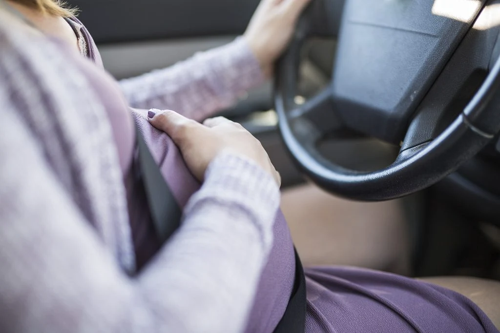 Højgravid kvinde med veer fik chokerende besked i hospitalsdøren