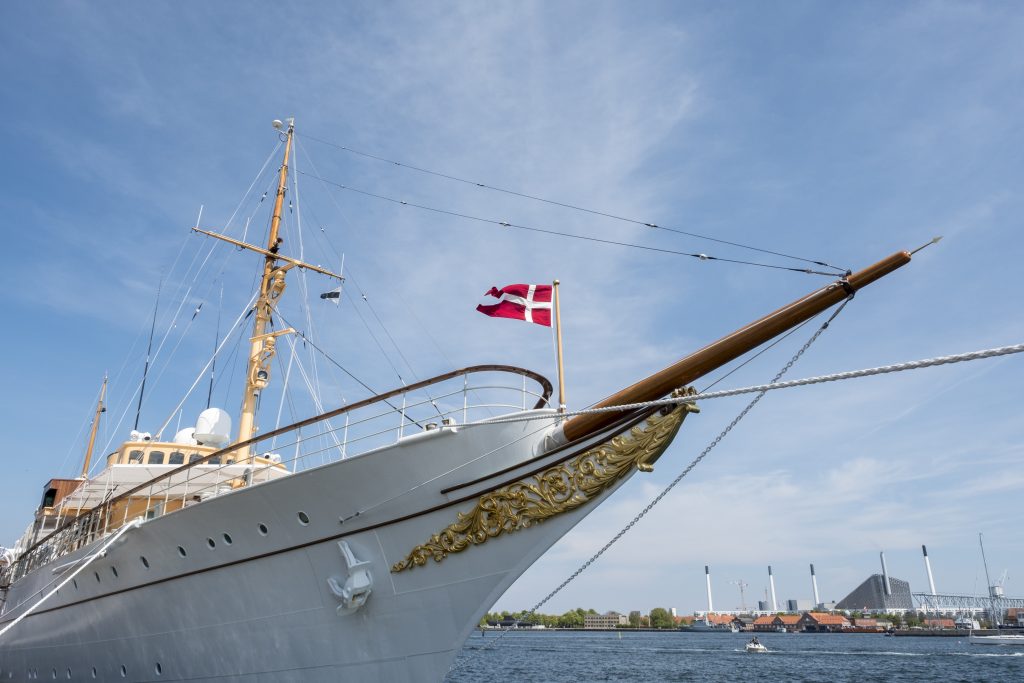 Tirsdag ankommer Dronningen sejlende til byen