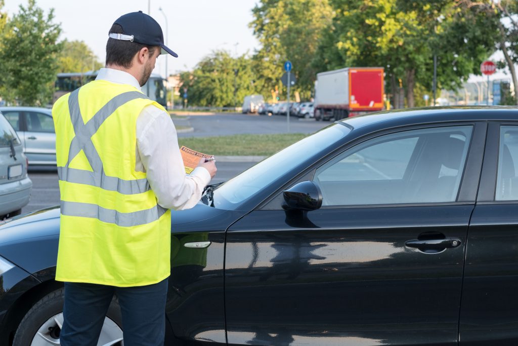 Parkeringsvagt passede sit arbejde – det fik bilist til at gå amok