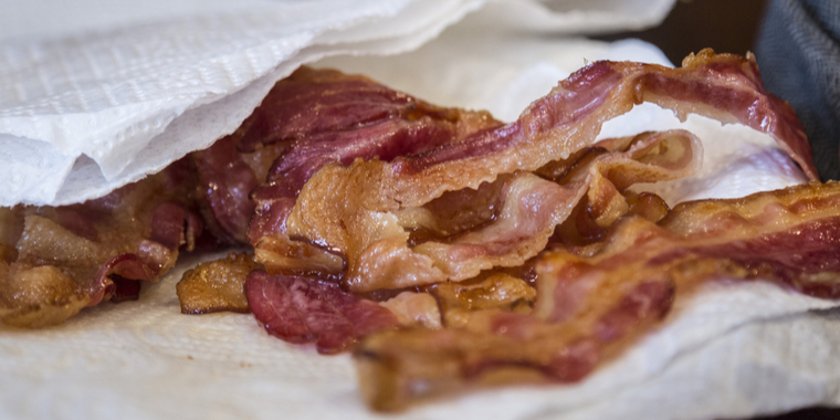 Bruger du køkkenrulle, når du steger bacon? Det skal du være meget opmærksom på