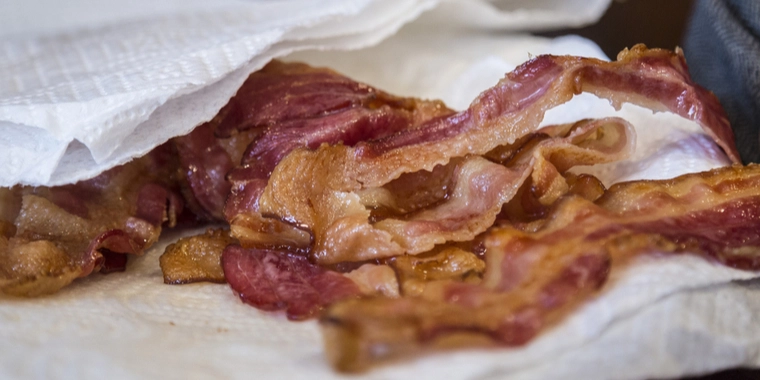 Bruger du køkkenrulle, når du steger bacon? Det skal du være meget opmærksom på