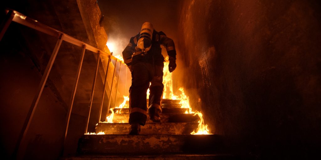 Tragisk ulykke: Brandmand kaldt til rædselsbrand og bryder sammen da han indser hvem ofrene er