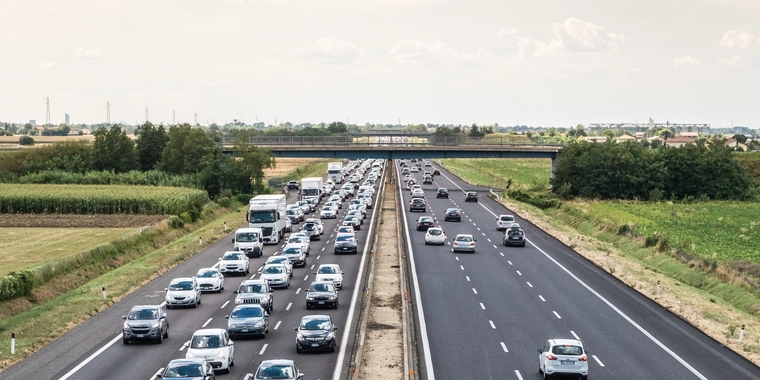 NETOP NU: Bil ramt af genstand på motorvej – flere spor spærres