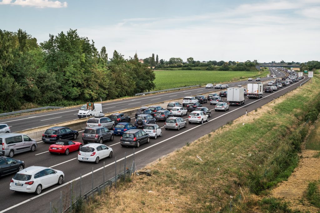 Uheld spærrer motorvejen: Helikopter, ambulancer og politi tilstede